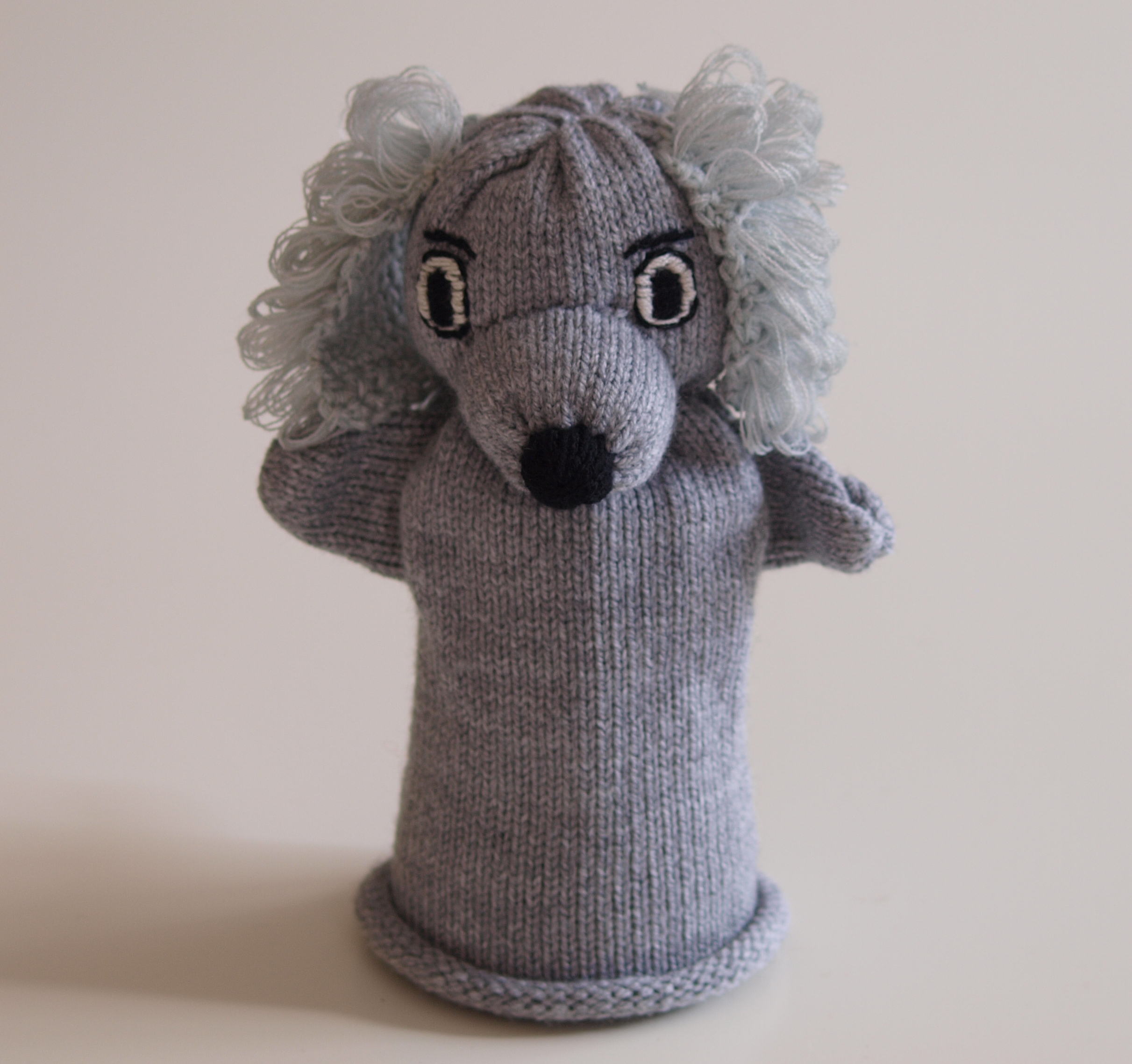 Handspielfigur Pudel grau von vorne