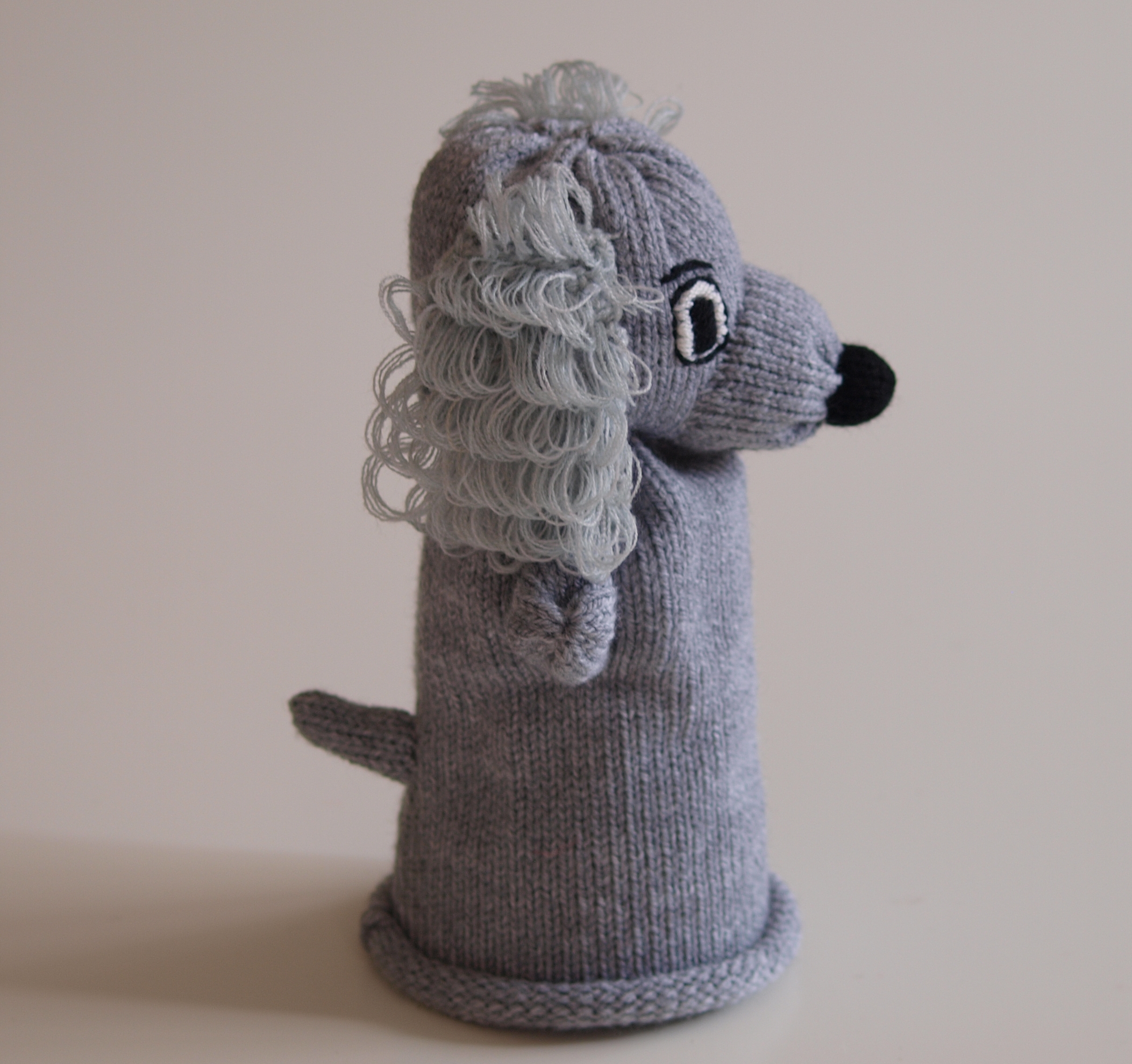 Handspielfigur Pudel grau von rechts