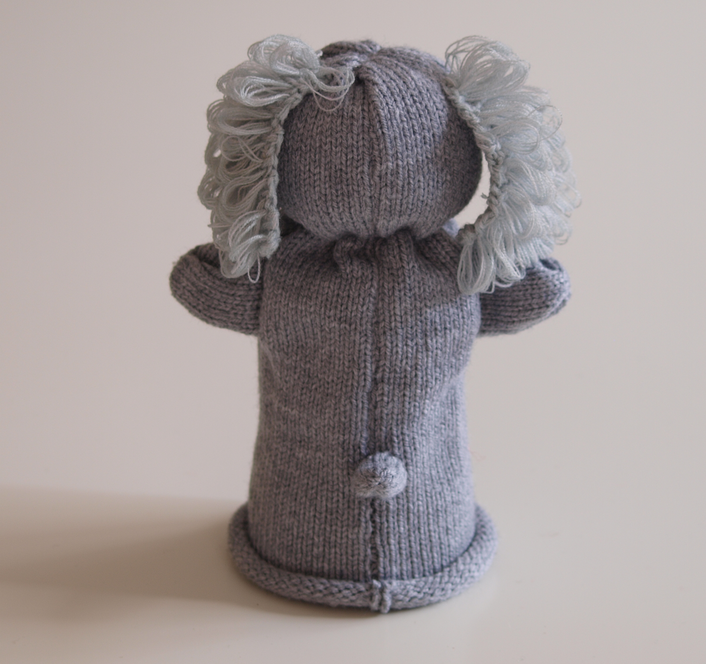 Handspielfigur Pudel grau von hinten