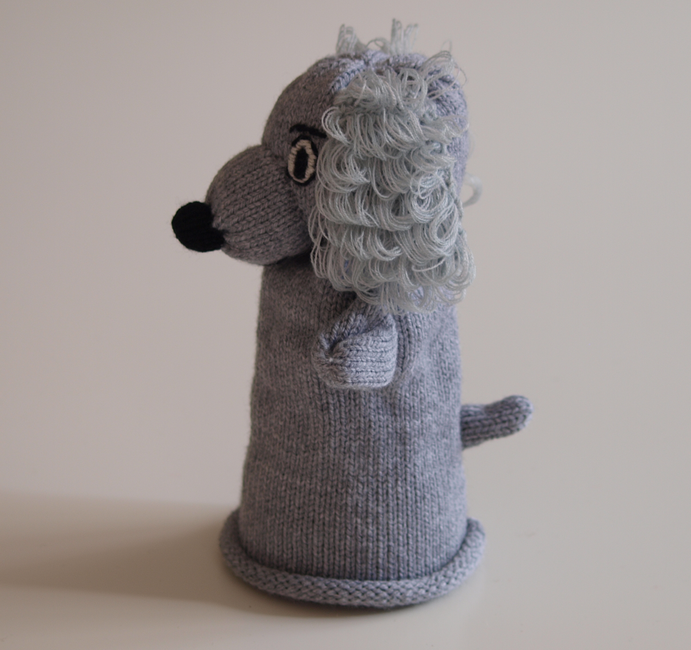 Handspielfigur Pudel grau von links