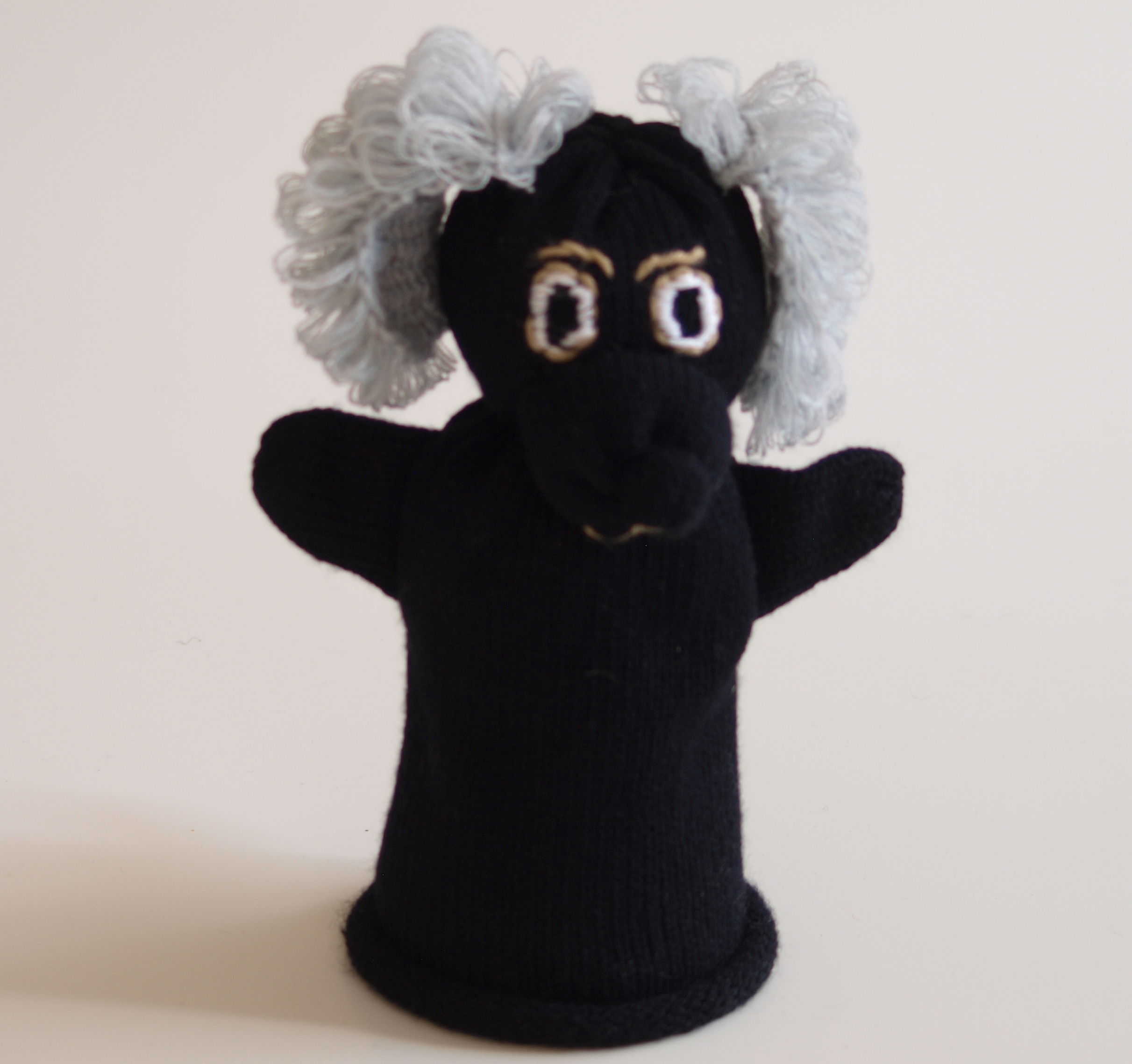 Handspielfigur Pudel mit hellen Ohren von vorne