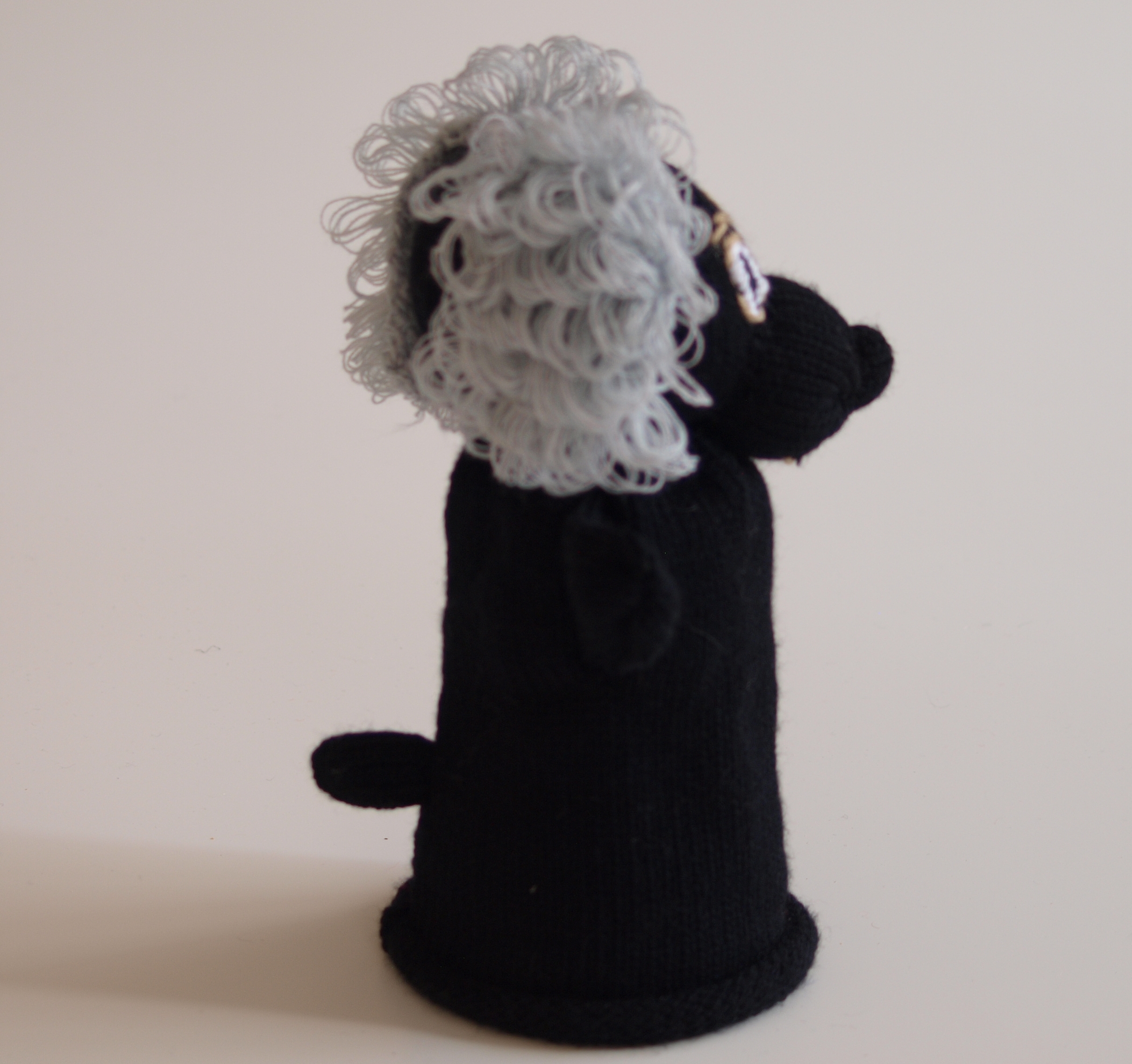 Handspielfigur Pudel mit hellen Ohren von rechts