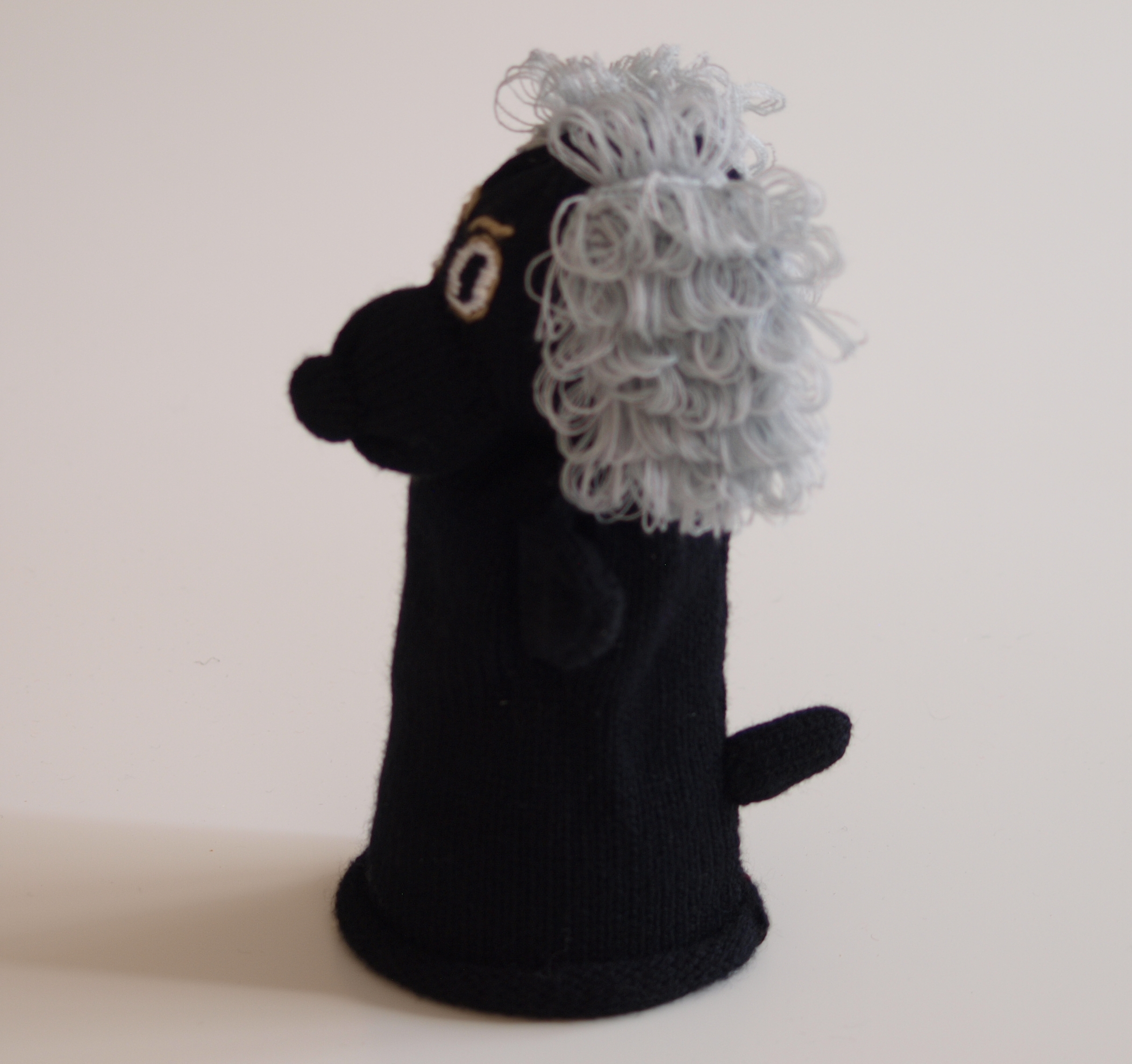 Handspielfigur Pudel mit hellen Ohren von links