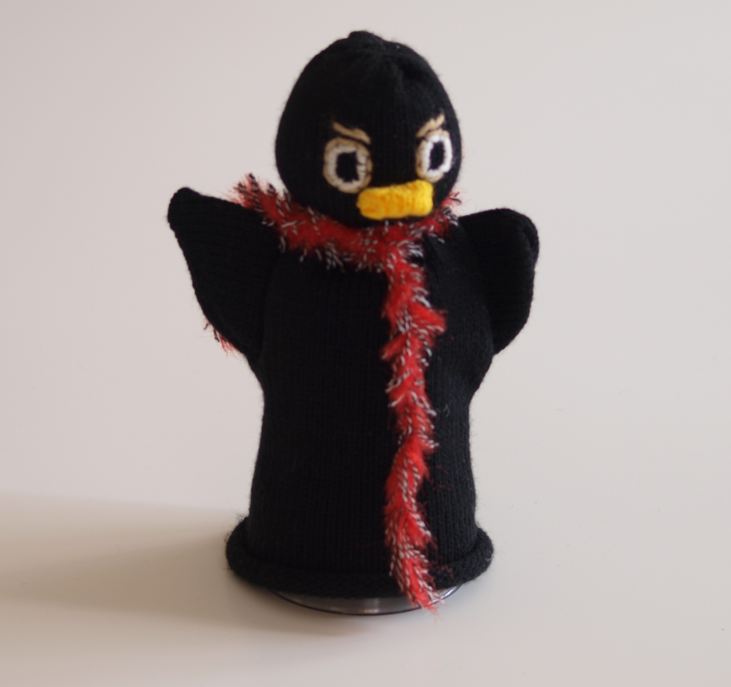 Handspielfigur Rabe von vorne