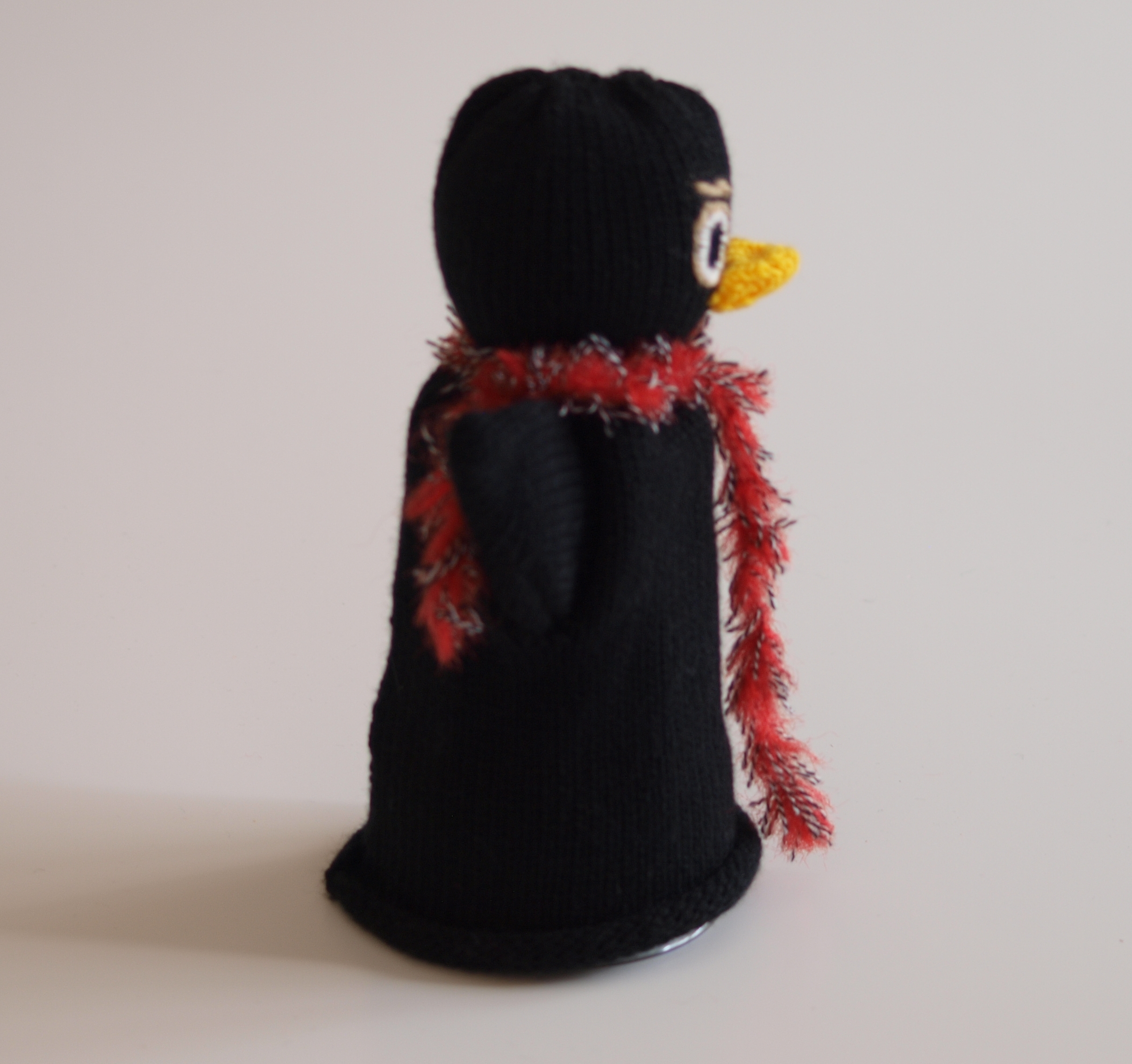 Handspielfigur Rabe von rechts