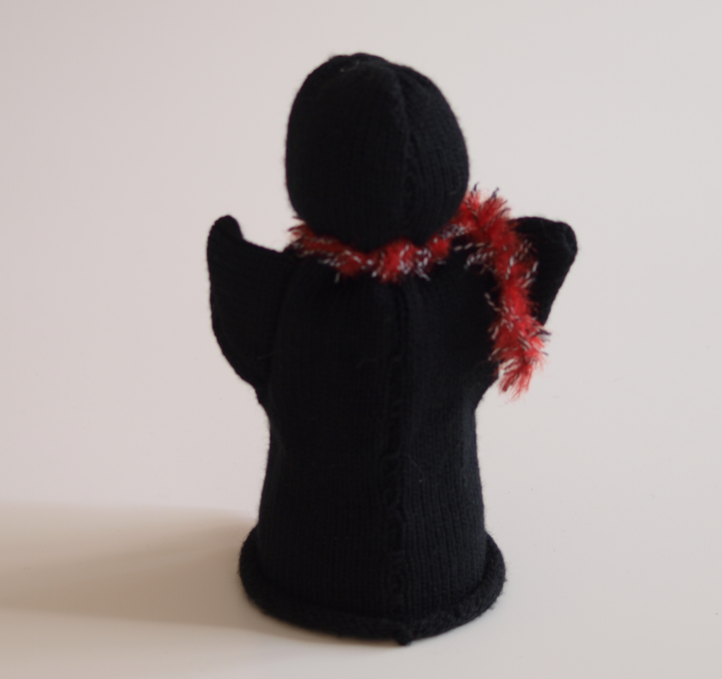 Handspielfigur Rabe von hinten