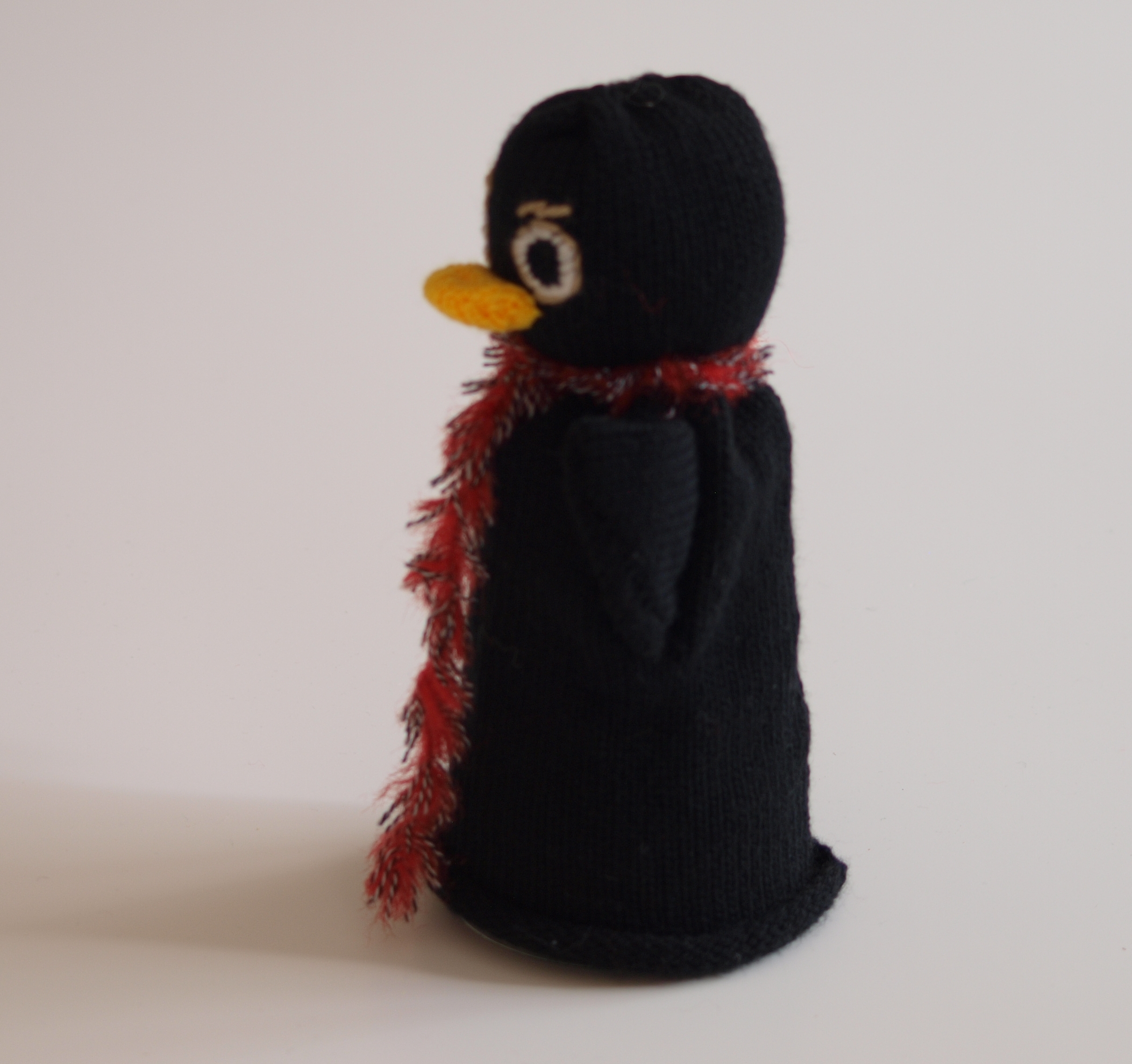 Handspielfigur Rabe von links