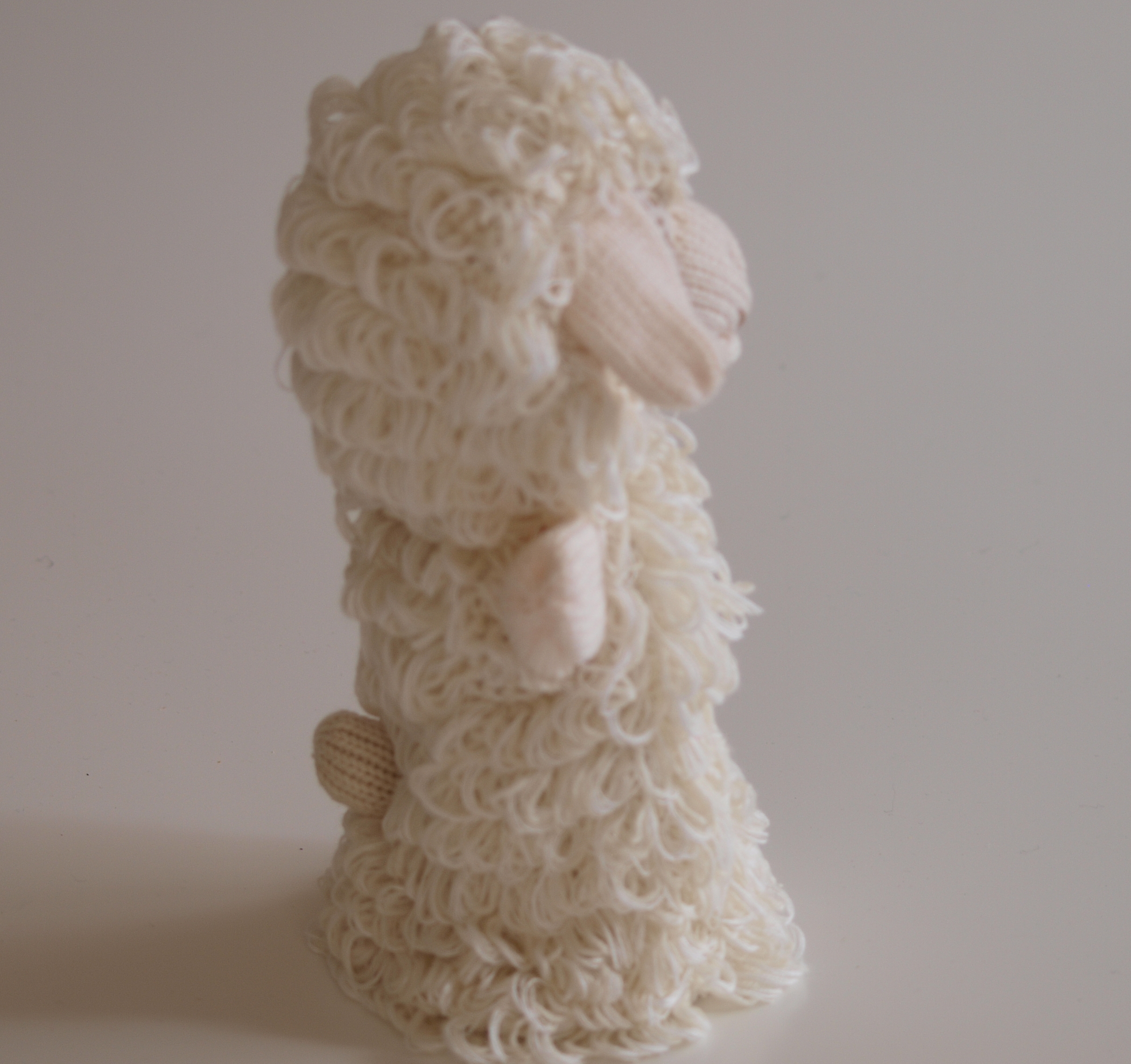 Handspielfigur Schaf von rechts