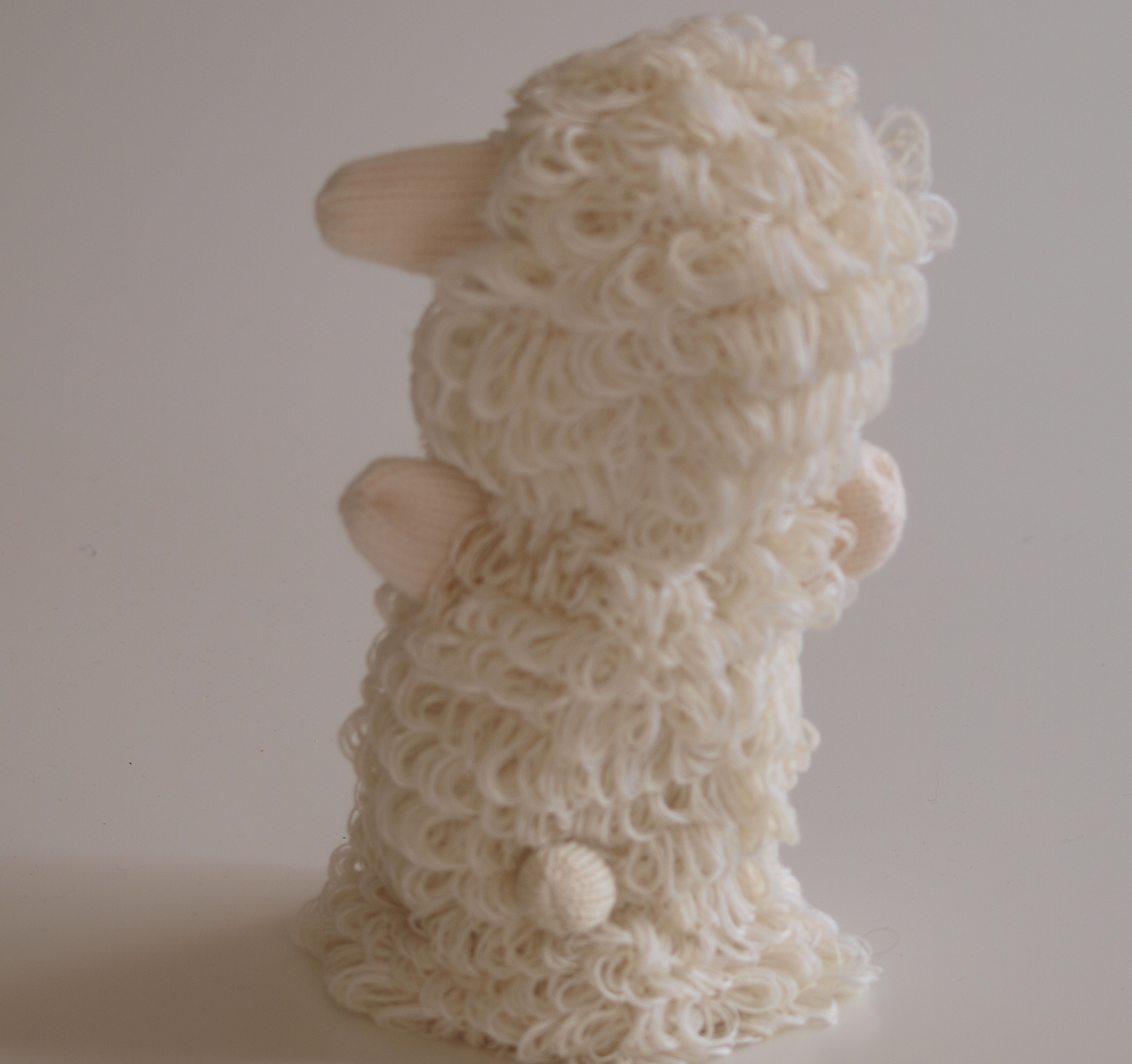 Handspielfigur Schaf von hinten