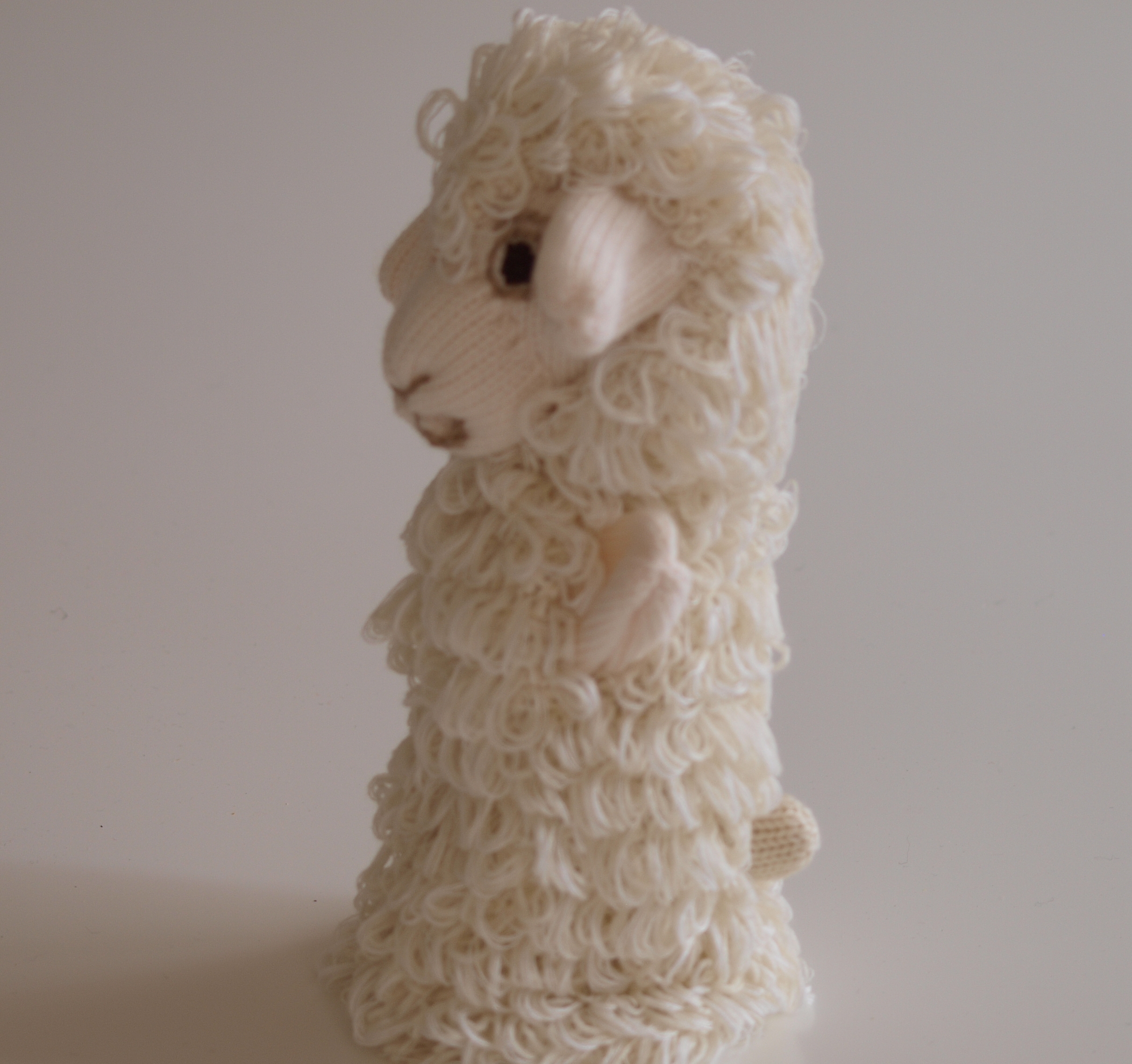 Handspielfigur Schaf von links