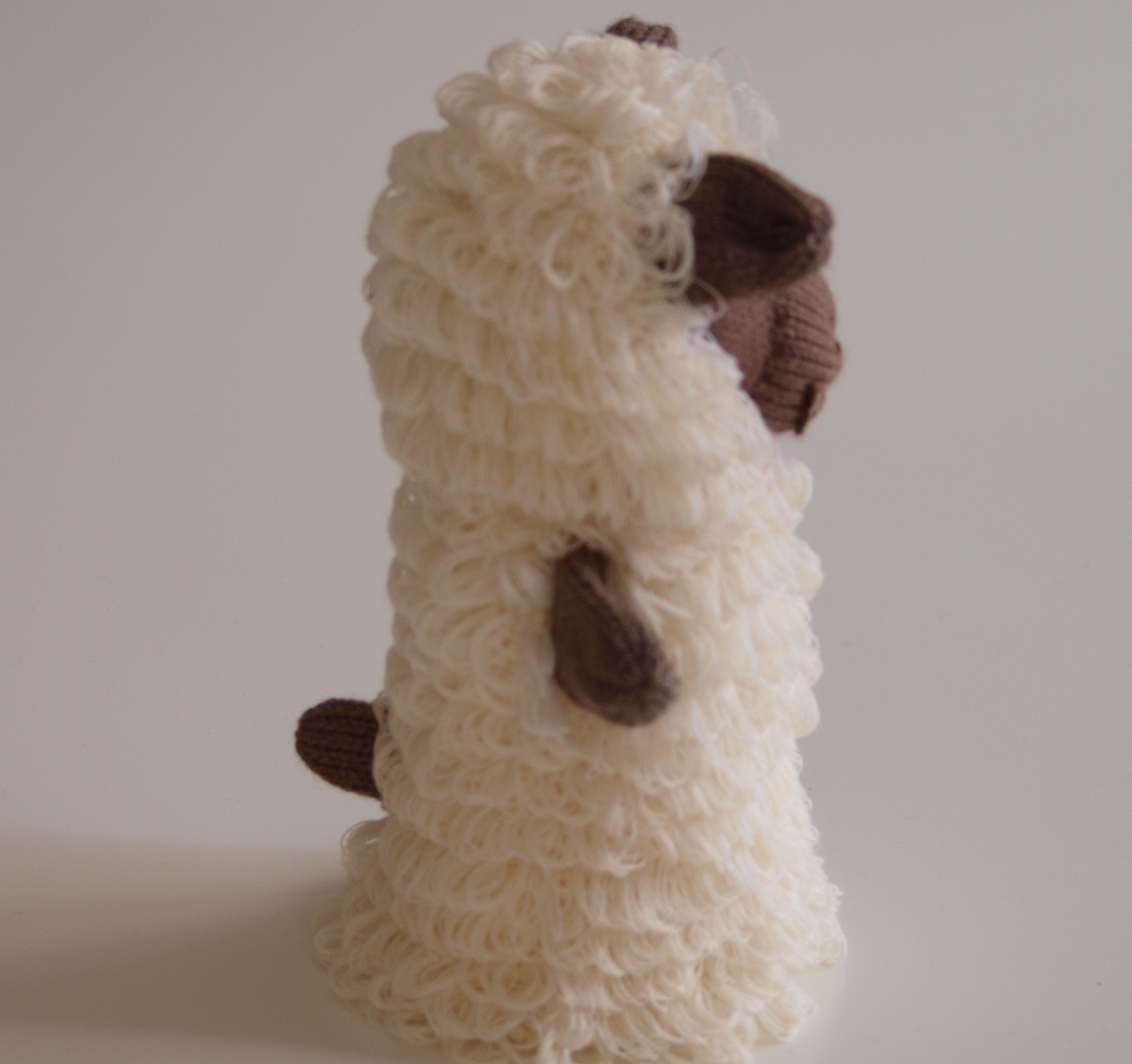 Handspielfigur Schaf von rechts