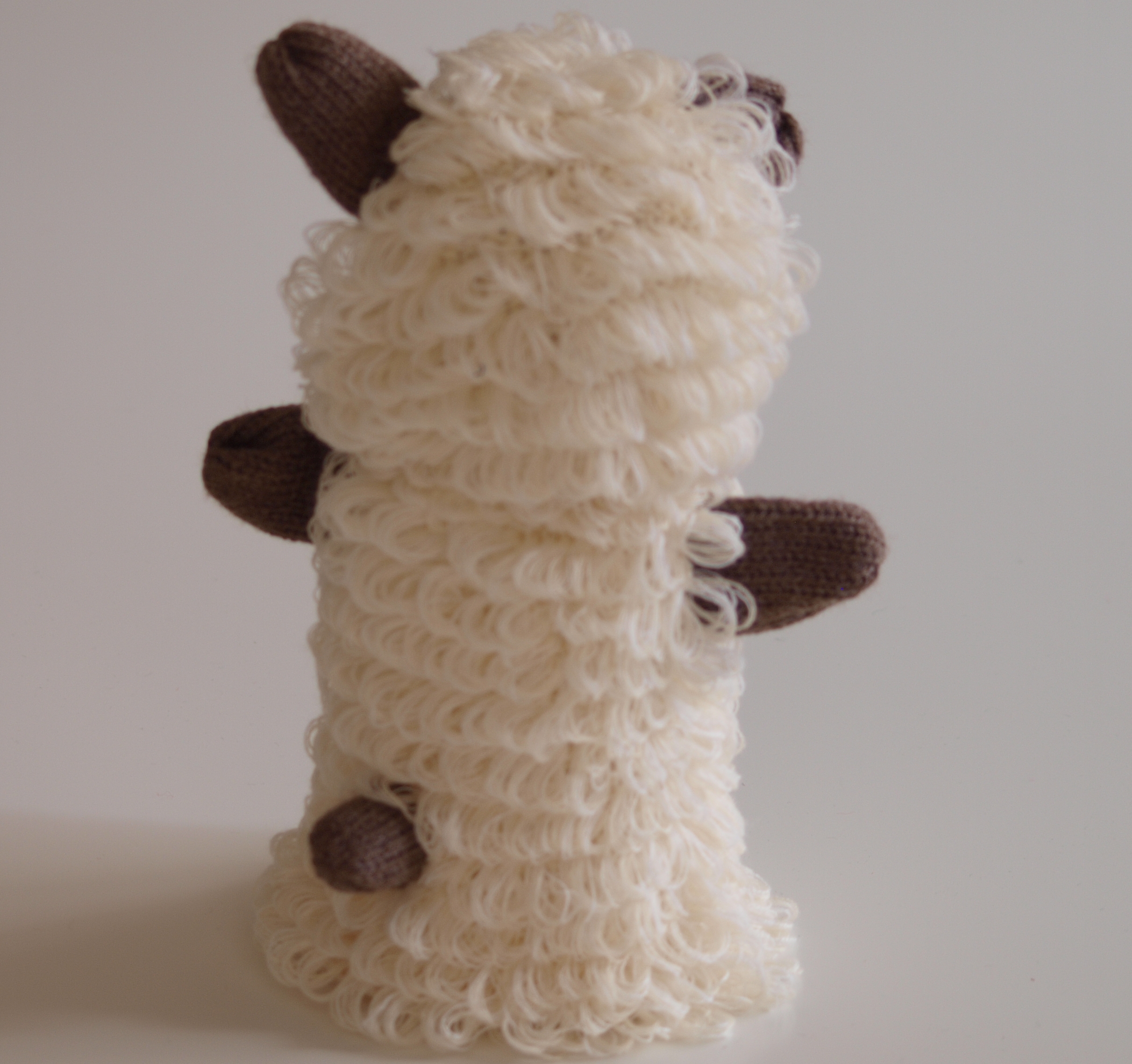 Handspielfigur Schaf von hinten