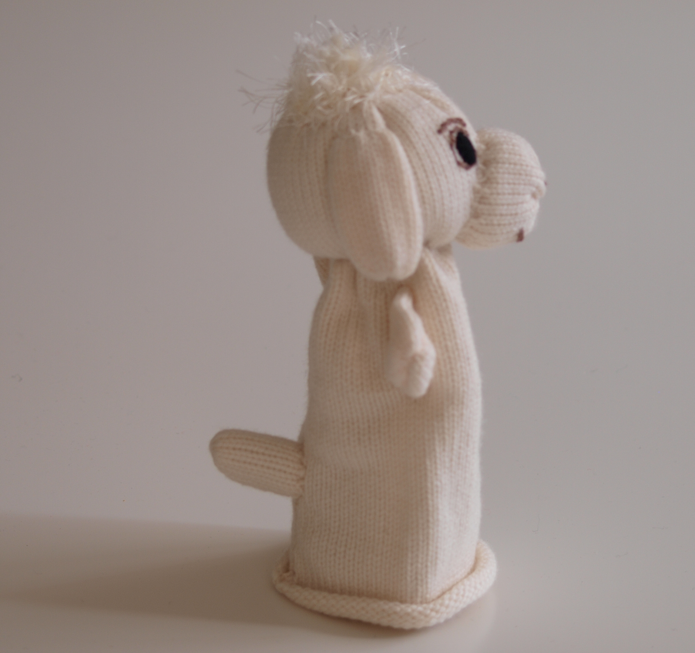 Handspielfigur Schaf von links