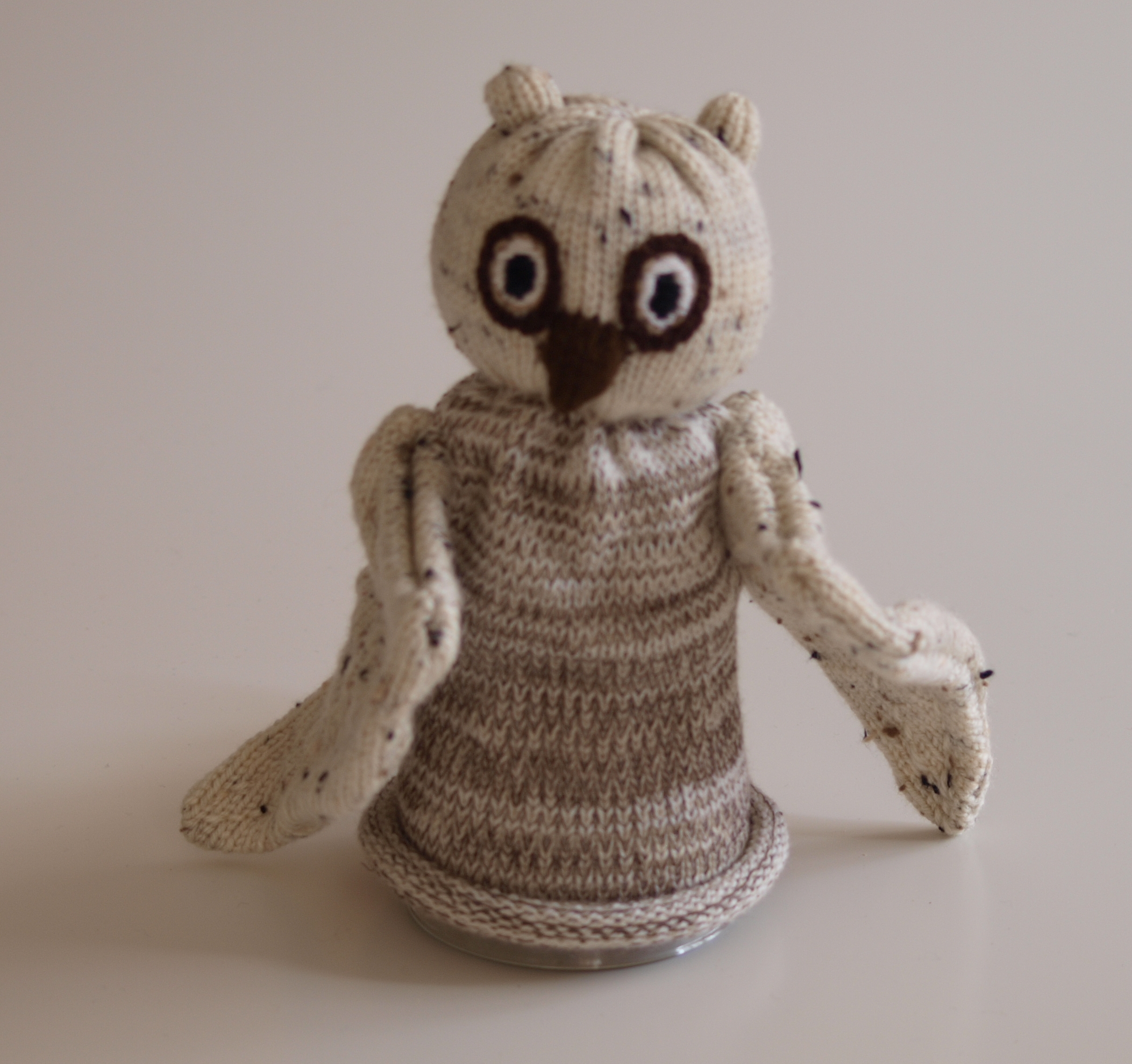 Handspielfigur Uhu von vorne