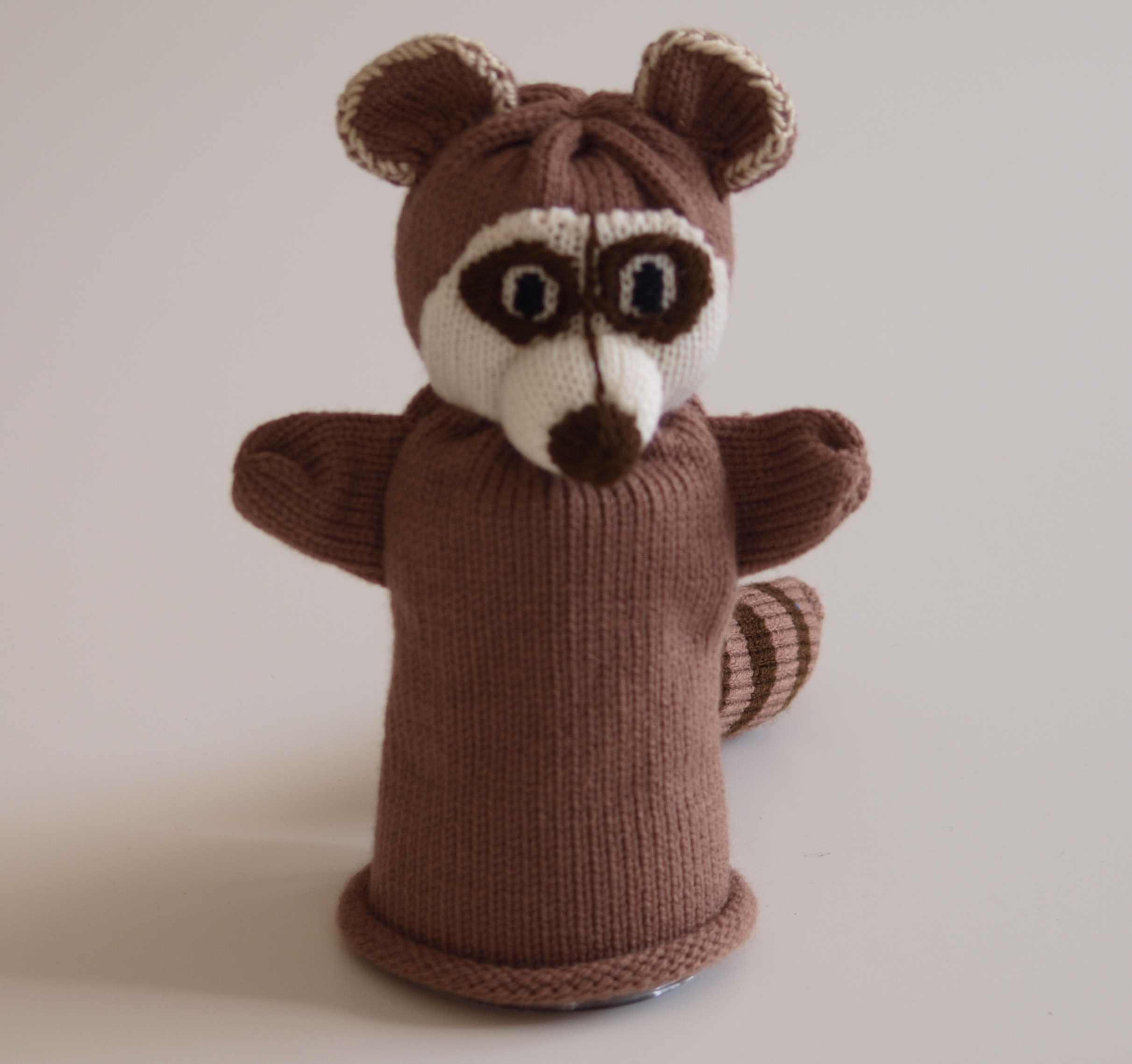 Handspielfigur Waschbär von vorne