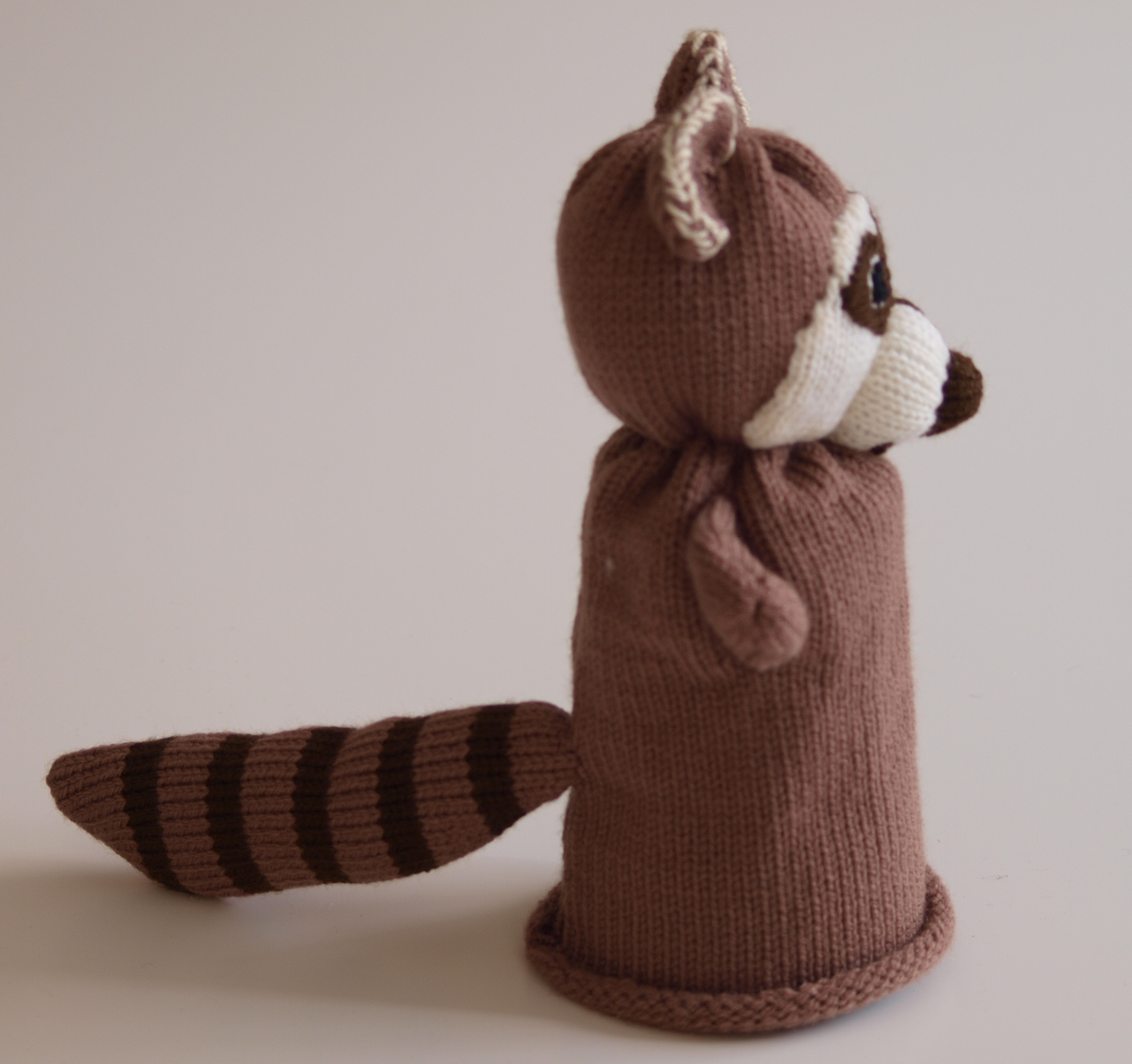 Handspielfigur Waschbär von rechts