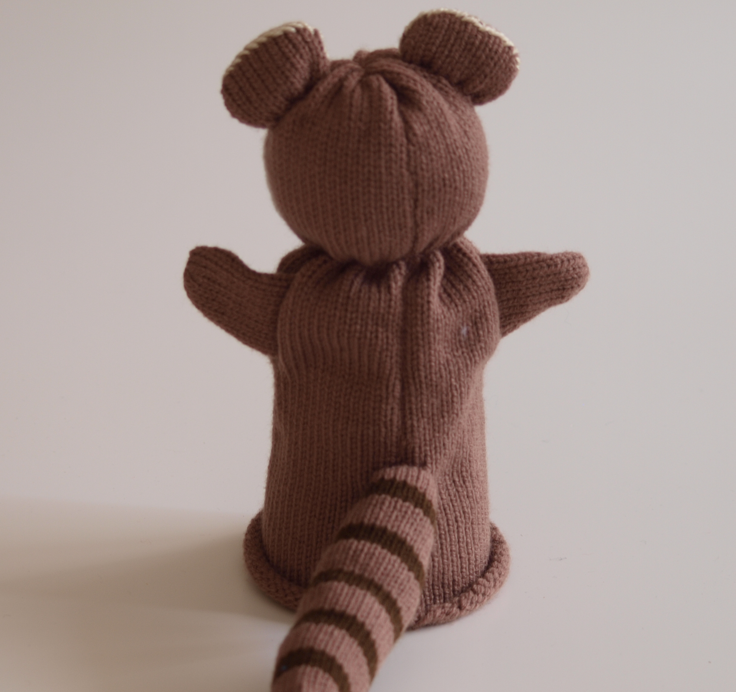 Handspielfigur Waschbär von hinten