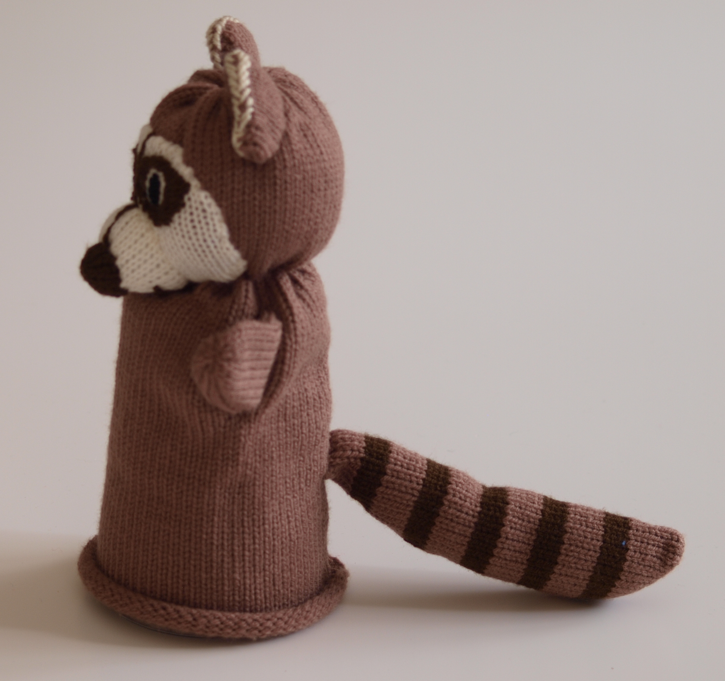 Handspielfigur Waschbär von links