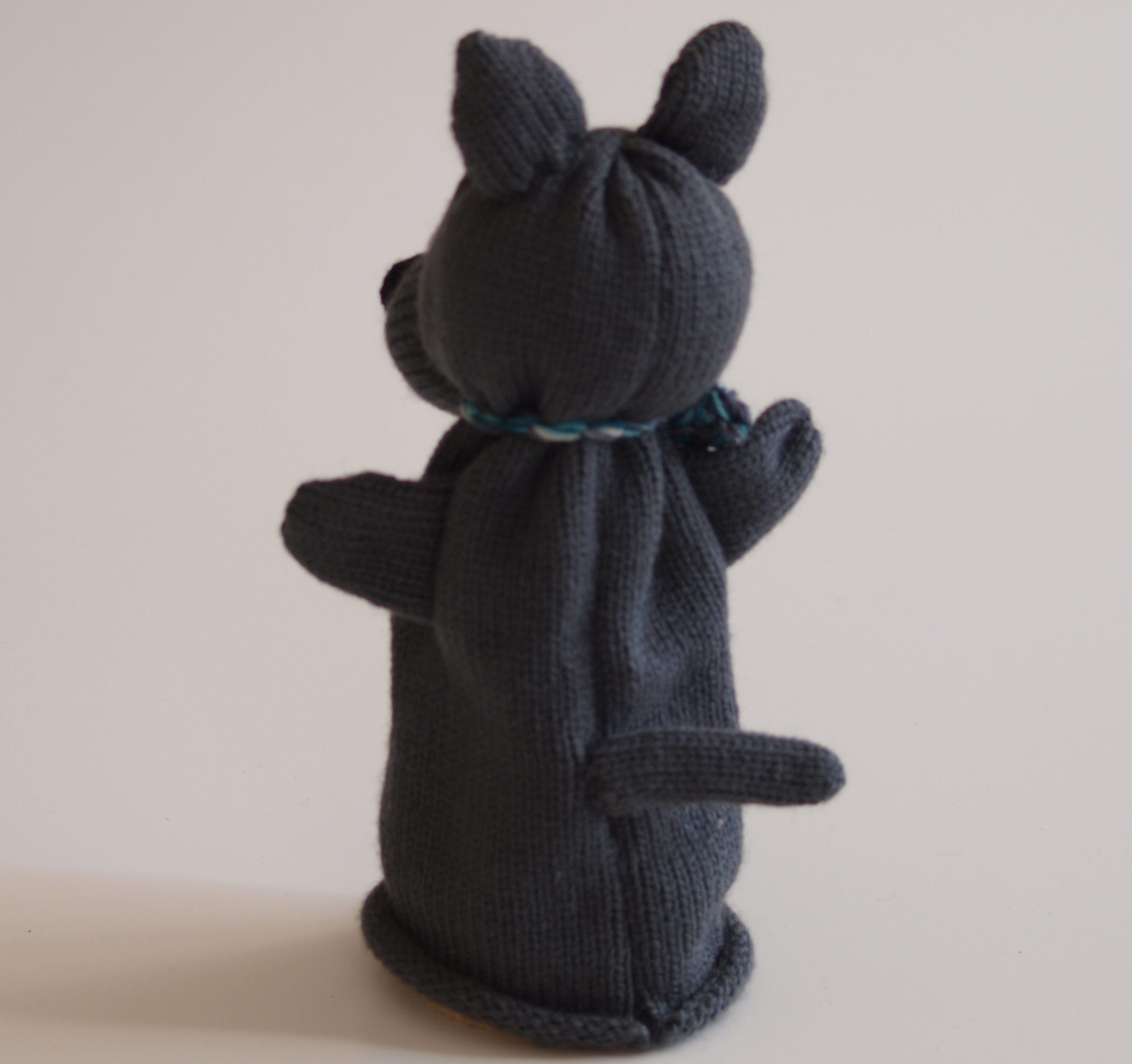 Handspielfigur Wolf von hinten