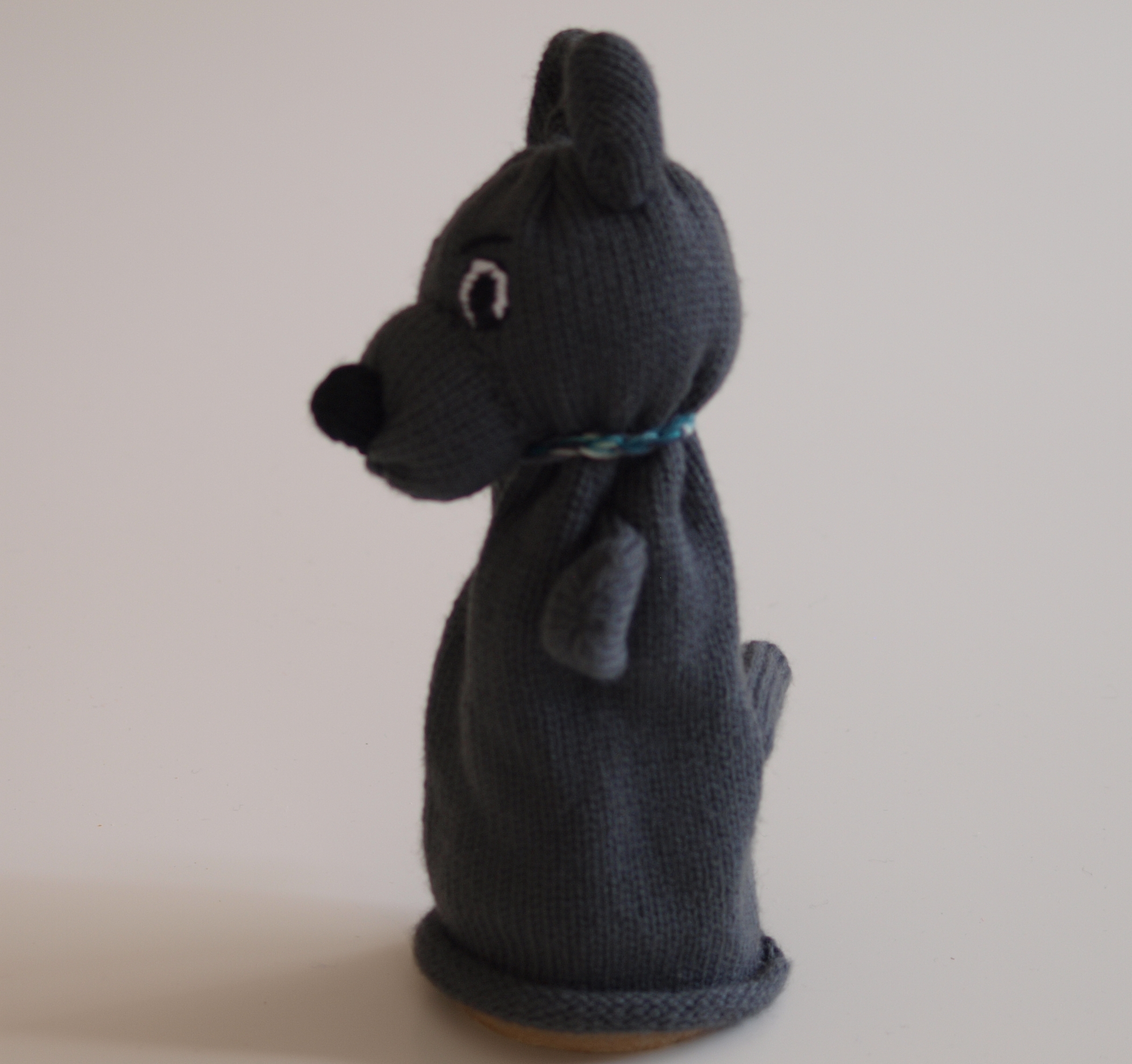 Handspielfigur Wolf von links