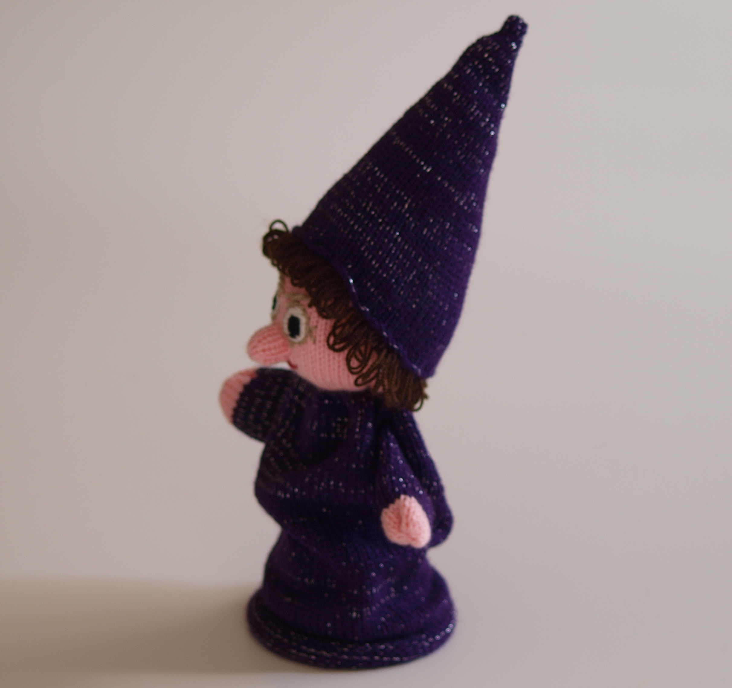 Handspielfigur Zauberer von links