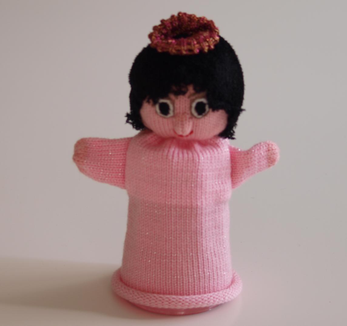 Handspielfigur Prinzessin mit dunklen Haaren von vorne