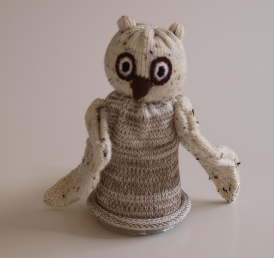 Handspielfigur Uhu von vorne
