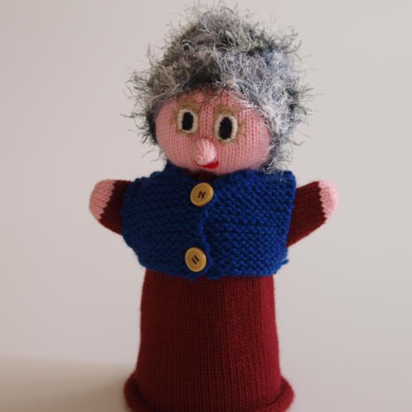 Handspielfigur Großmutter von vorne