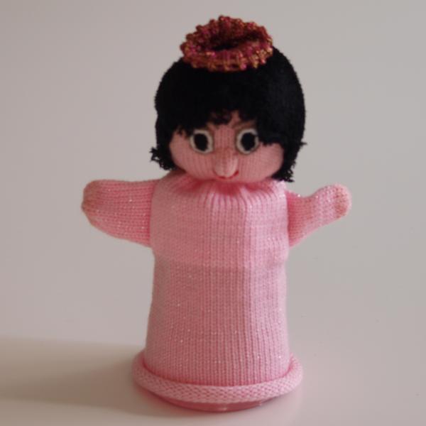 Handspielfigur Prinzessin mit dunklen Haaren von vorne