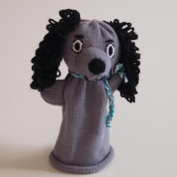 Handspielfigur Pudel mit dunklen Ohren von vorne