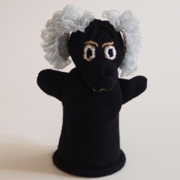 Handspielfigur Pudel mit hellen Ohren von vorne