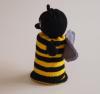 Handspielfigur Biene von links