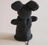 Handspielfigur Maus von hinten