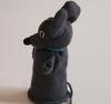 Handspielfigur Maus von links