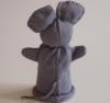 Handspielfigur Maus von hinten