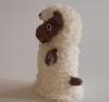 Handspielfigur Schaf von links